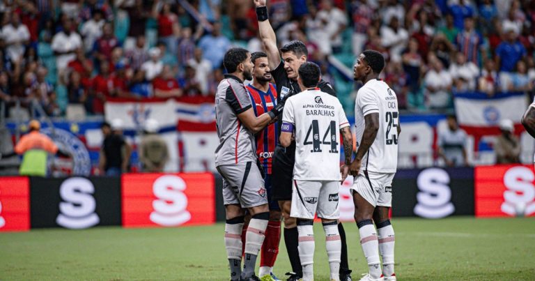 lucas-arcanjo-explica-origem-do-lance-de-penalti-no-ba-vi:-a-bola-veio-muito-lenta