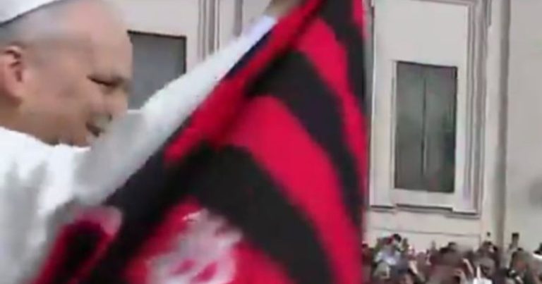 papa-leao-xiv-recebe-camisa-do-flamengo-durante-audiencia-no-vaticano