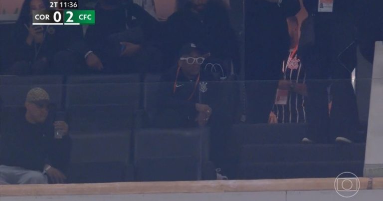 spike-lee-acompanha-jogo-do-corinthians-em-camarote-na-neo-quimica-arena;-veja-registros