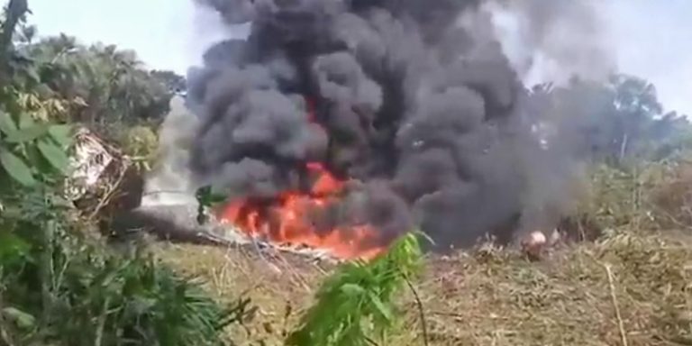 Chega a 66 número de mortos em queda de avião militar na Colômbia chega-a-66-numero-de-mortos-em-queda-de-aviao-militar-na-colombia