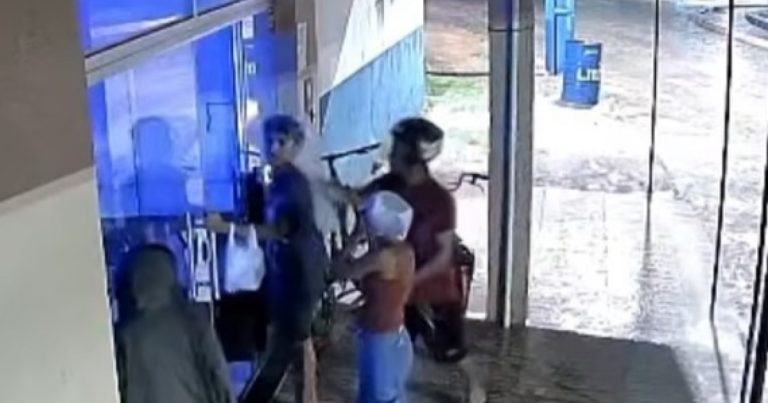 Homem assalta pastelaria com faca em Itabela; suspeito foi flagrado pelas câmeras homem-assalta-pastelaria-com-faca-em-itabela;-suspeito-foi-flagrado-pelas-cameras