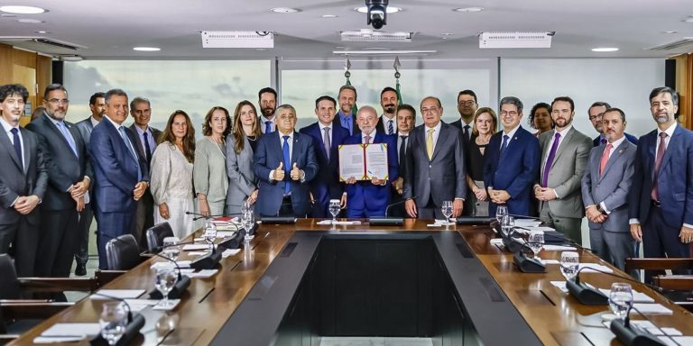 Lula sanciona Lei Antifacção e defende prisão de magnatas do crime lula-sanciona-lei-antifaccao-e-defende-prisao-de-magnatas-do-crime