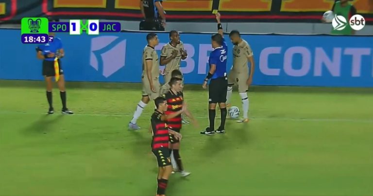 video:-arbitro-mostra-dois-amarelos,-mas-nao-expulsa-jogador-do-jacuipense-em-jogo-contra-o-sport