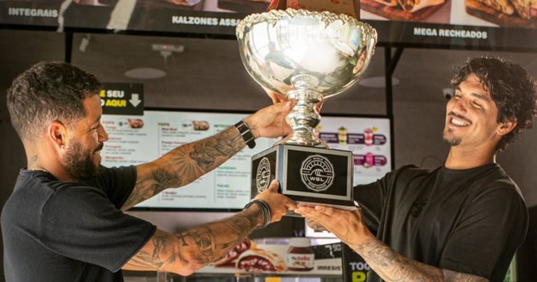 gabriel-medina-anuncia-adriano-de-souza,-o-mineirinho,-como-novo-treinador