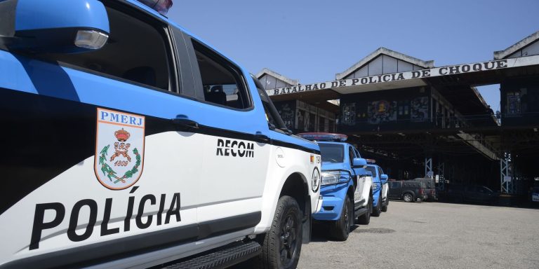 Policial militar agride estudantes em escola estadual no Rio policial-militar-agride-estudantes-em-escola-estadual-no-rio