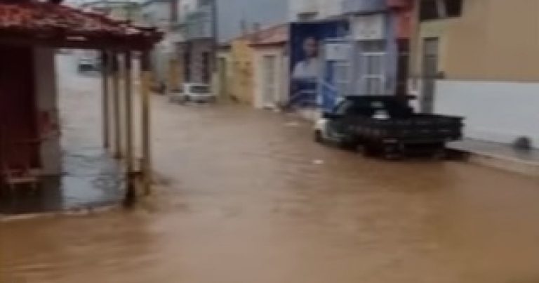 Temporal com mais de 120 mm de chuva causa alagamentos em Iuiú temporal-com-mais-de-120-mm-de-chuva-causa-alagamentos-em-iuiu
