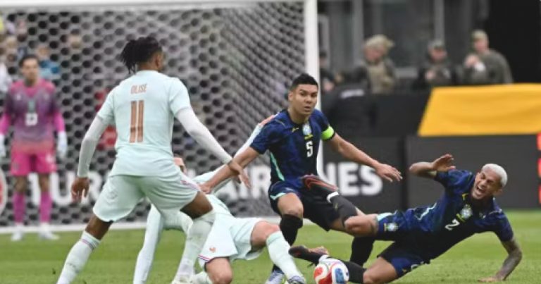 mesmo-com-um-a-mais,-brasil-ve-mbappe-marcar-e-perde-por-2-a-1-para-franca-em-amistoso-internacional