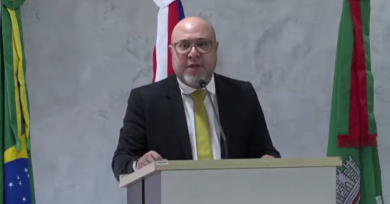 Juiz afastado por decisão do TJ-BA é homenageado na Câmara de Porto Seguro juiz-afastado-por-decisao-do-tj-ba-e-homenageado-na-camara-de-porto-seguro