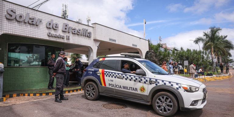 bolsonaro-recebe-alta-e-chega-em-casa-para-cumprir-prisao-domiciliar