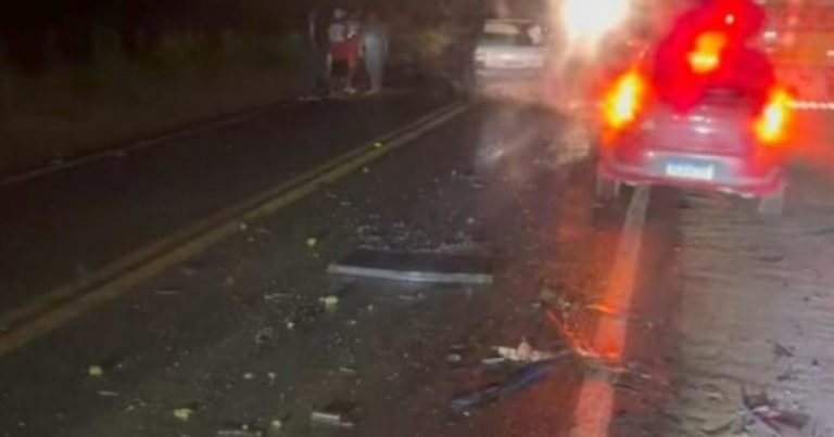 Mulher morre e homem fica ferido em colisão entre carro e caminhão em Jequié mulher-morre-e-homem-fica-ferido-em-colisao-entre-carro-e-caminhao-em-jequie