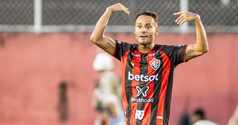 ex-vitoria,-mateus-goncalves-retorna-as-redes-vestindo-camisa-do-leao-e-responde-sobre-volta-aos-gramados