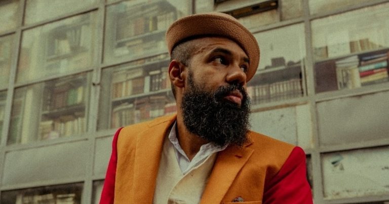 VÍDEO: Russo Passapusso narra chamada da Libertadores na TV Globo ao som de BaianaSystem video:-russo-passapusso-narra-chamada-da-libertadores-na-tv-globo-ao-som-de-baianasystem