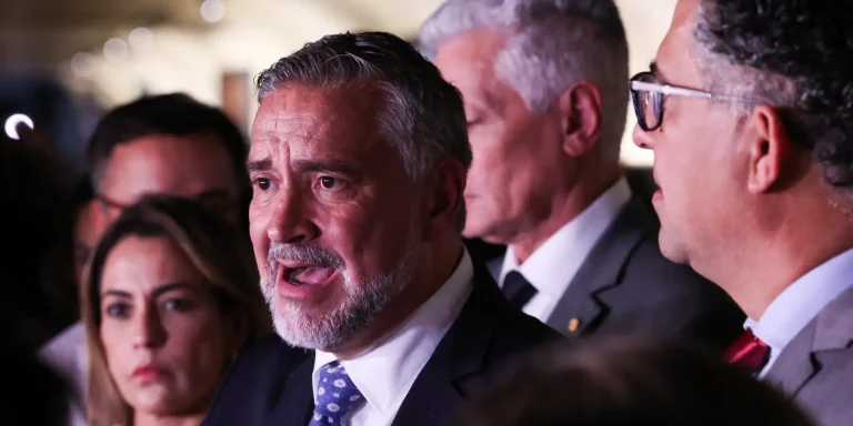 Base do governo pede indiciamento de Bolsonaro na CPMI do INSS base-do-governo-pede-indiciamento-de-bolsonaro-na-cpmi-do-inss