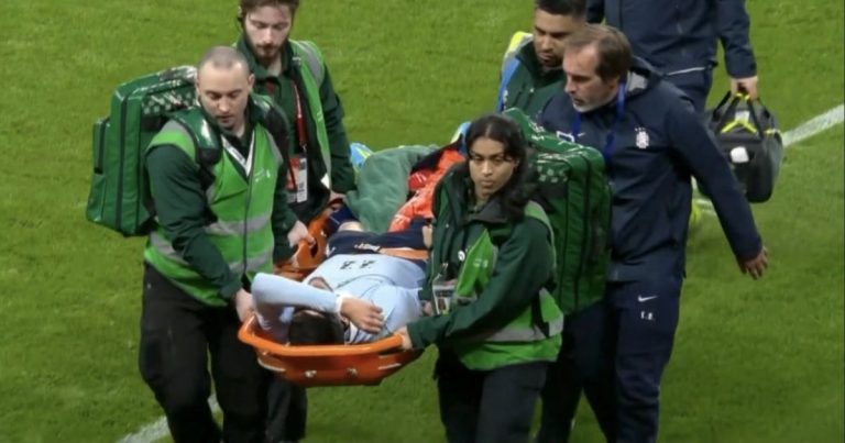 video:-piquerez,-do-palmeiras,-sai-de-maca-em-amistoso-do-uruguai-contra-inglaterra