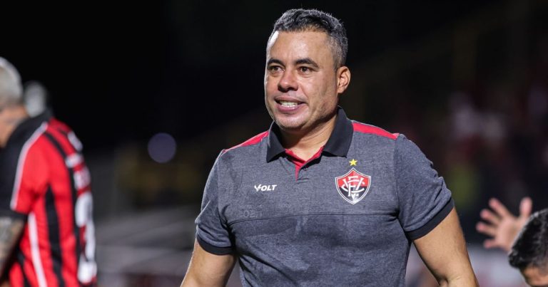 jair-ventura-destaca-“bom-desempenho”-do-vitoria-e-aponta-resultado-como-“importante-para-o-planejamento”