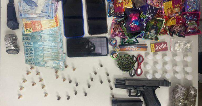 PM prende suspeitos com arma de fogo e drogas em Feira de Santana pm-prende-suspeitos-com-arma-de-fogo-e-drogas-em-feira-de-santana