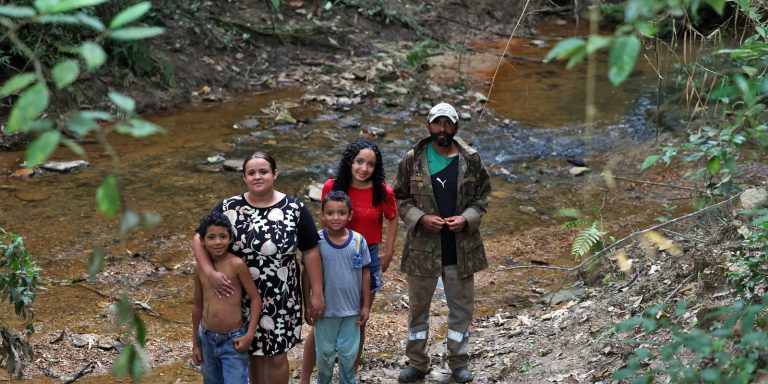 criancas-de-comunidade-quilombola-andam-na-escuridao-para-ir-a-escola