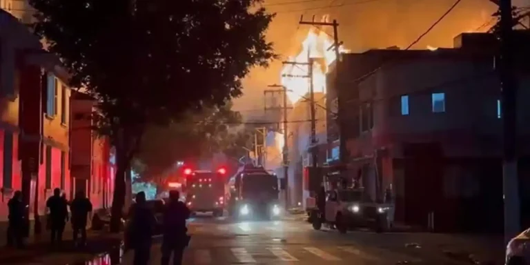 incendio-de-grandes-proporcoes-atinge-fabrica-no-bras,-em-sao-paulo