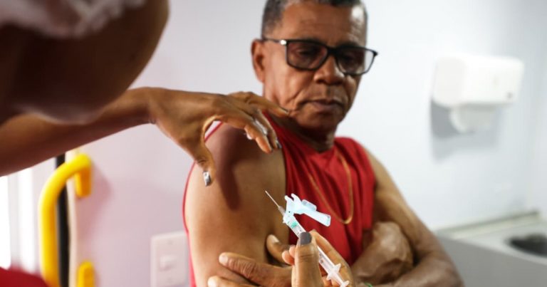 bahia-aplica-mais-de-208-mil-doses-contra-a-gripe-no-dia-d-de-vacinacao