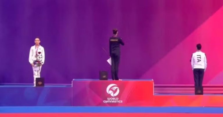 Em protesto, atleta russa fica de costas no pódio durante hino da Ucrânia em-protesto,-atleta-russa-fica-de-costas-no-podio-durante-hino-da-ucrania