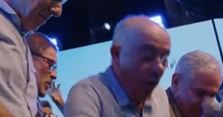 renato-piaba-chega-por-tras-e-quase-machuca-ze-ronaldo-em-feira-de-santana