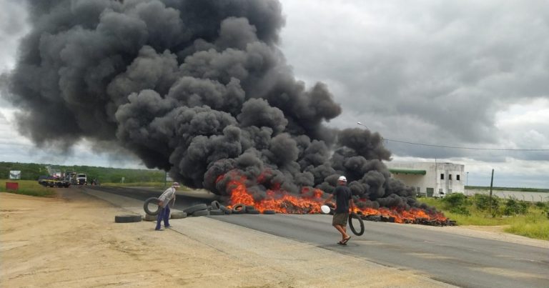 manifestantes-bloqueiam-br-324-em-protesto-apos-acidente-que-deixou-5-mortos