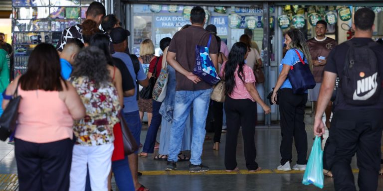 Mega-Sena acumula e prêmio principal vai para R$ 7,5 milhões mega-sena-acumula-e-premio-principal-vai-para-r$-7,5-milhoes