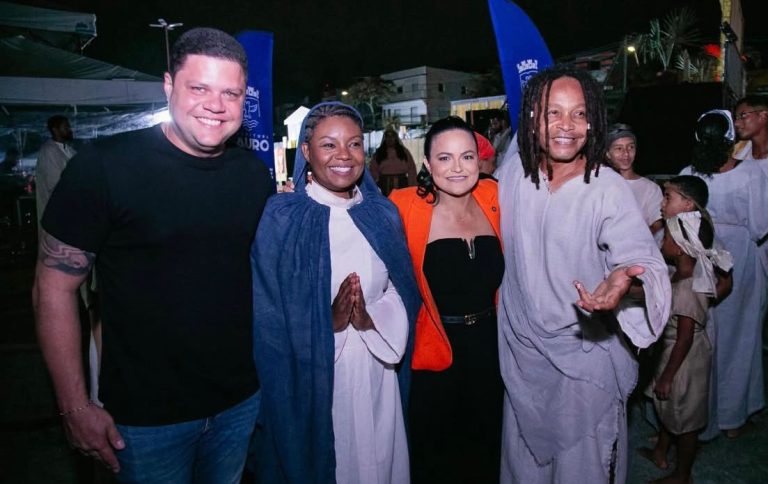 Prefeita Débora Régis e seu esposo Bruno Lins participam do último dia da Paixão de Cristo em Lauro de Freitas