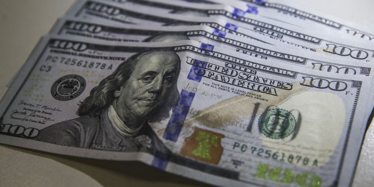 Dólar retoma nível pré-guerra e Bolsa sobe com possível acordo com Irã dolar-retoma-nivel-pre-guerra-e-bolsa-sobe-com-possivel-acordo-com-ira