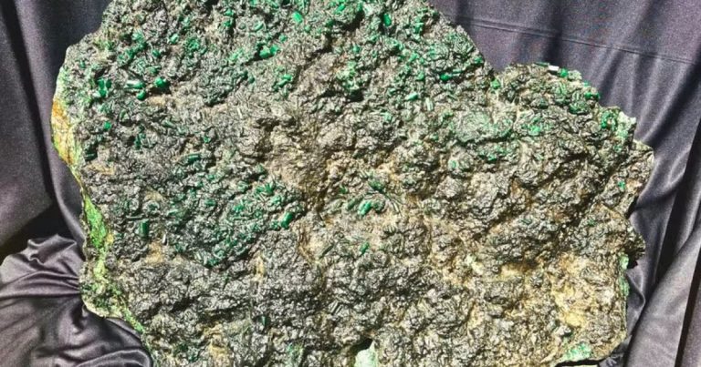 esmeralda-de-142-kg-encontrada-na-bahia-vai-a-leilao-com-lance-inicial-de-quase-r$-80-milhoes