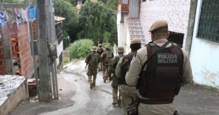 Policiais militares são baleados em troca de tiros em Lauro de Freitas; circulação de ônibus é suspensa na localidade policiais-militares-sao-baleados-em-troca-de-tiros-em-lauro-de-freitas;-circulacao-de-onibus-e-suspensa-na-localidade