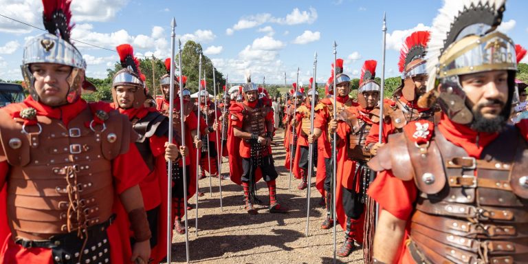 Fiéis acompanham Via Sacra de Sexta-Feira Santa no Distrito Federal fieis-acompanham-via-sacra-de-sexta-feira-santa-no-distrito-federal