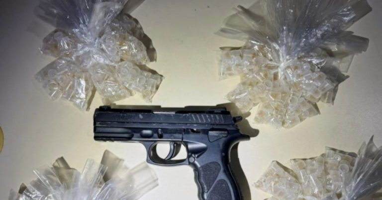PM-BA prende suspeito de ataque a policiais e apreende pistola .40 e 600 pedras de crack em Portão, Lauro de Freitas pm-ba-prende-suspeito-de-ataque-a-policiais-e-apreende-pistola.40-e-600-pedras-de-crack-em-portao,-lauro-de-freitas