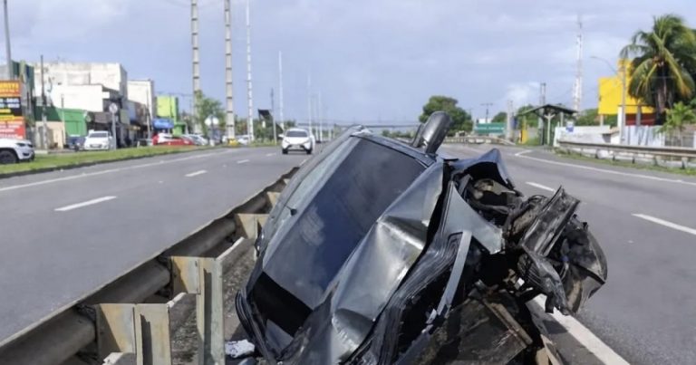 Acidente na Estrada do Coco em Camaçari destrói frente de veículo mas não deixa vítimas; motorista não estava no local acidente-na-estrada-do-coco-em-camacari-destroi-frente-de-veiculo-mas-nao-deixa-vitimas;-motorista-nao-estava-no-local