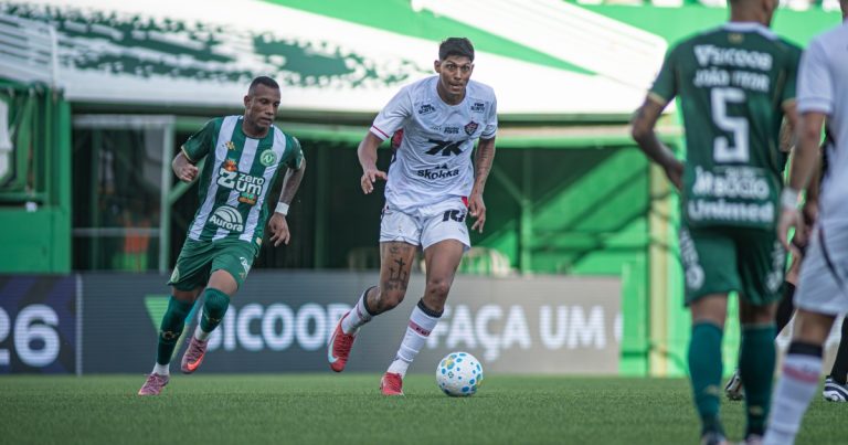 Mesmo com um a menos, Vitória marca no final e empata fora de casa contra Chapecoense no Brasileirão mesmo-com-um-a-menos,-vitoria-marca-no-final-e-empata-fora-de-casa-contra-chapecoense-no-brasileirao