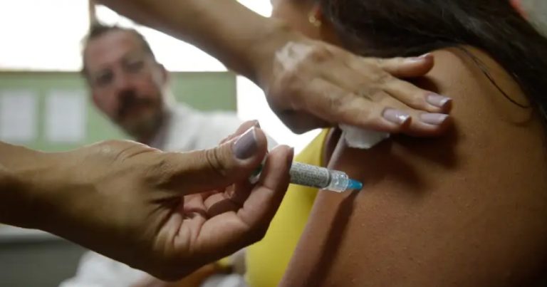 empresas-devem-informar-trabalhadores-sobre-vacinacao-e-acesso-a-diagnostico-de-cancer