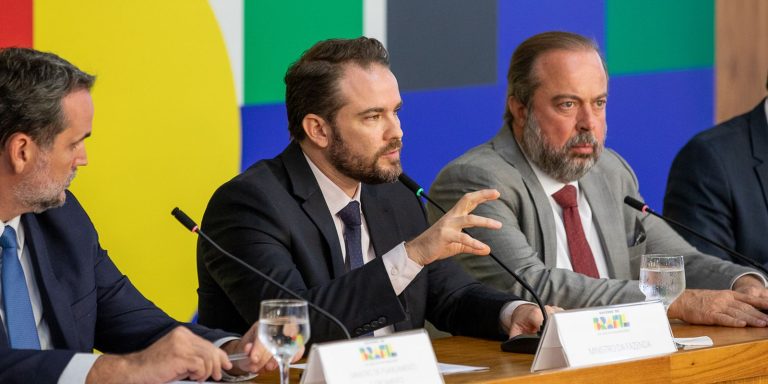 Governo eleva imposto do cigarro para bancar querosene e biodiesel governo-eleva-imposto-do-cigarro-para-bancar-querosene-e-biodiesel