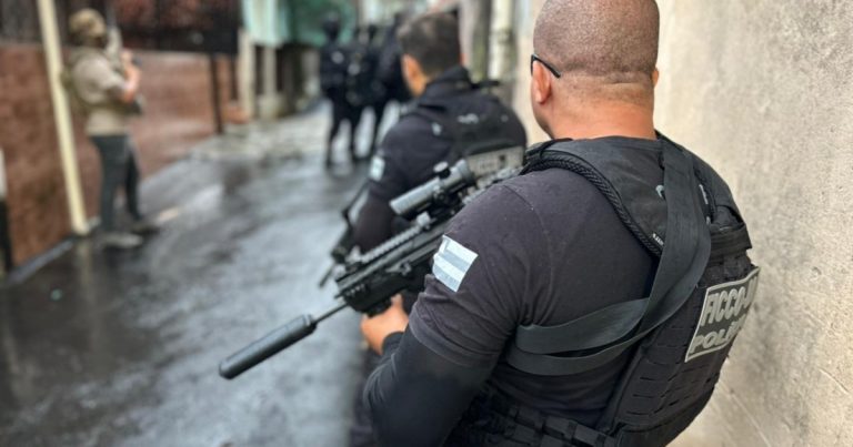 Polícia apreende arsenal e drogas e assassina suspeito do ‘Baralho do Crime’ em confronto na Mata de São João policia-apreende-arsenal-e-drogas-e-assassina-suspeito-do-‘baralho-do-crime’-em-confronto-na-mata-de-sao-joao