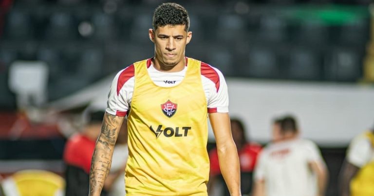 mais-um-desfalque:-vitoria-perde-camutanga-por-ate-seis-meses-apos-fratura-no-pe