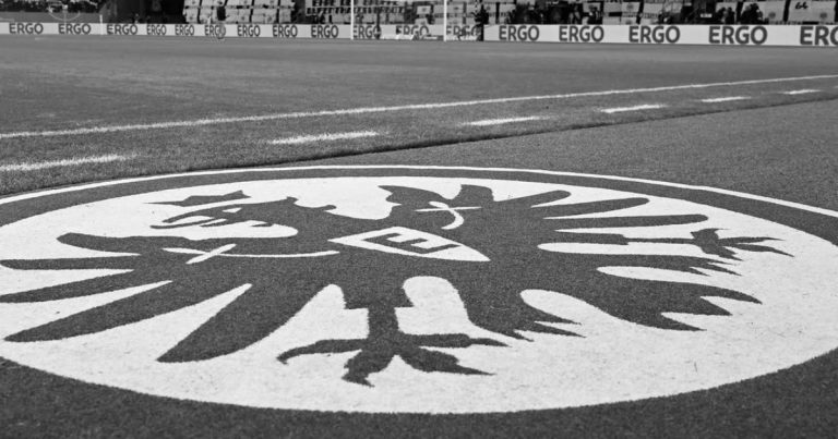 torcedor-de-87-anos-morre-apos-passar-mal-em-jogo-entre-eintracht-frankfurt-x-koln-pela-bundesliga