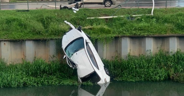 Carro cai em córrego em Lauro de Freitas na manhã desta quarta-feira carro-cai-em-corrego-em-lauro-de-freitas-na-manha-desta-quarta-feira
