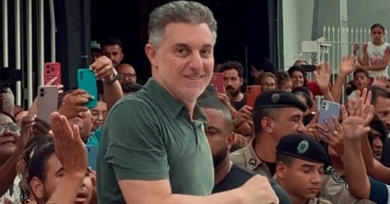 video:-luciano-huck-desembarca-na-bahia-para-gravacao-em-senhor-do-bonfim