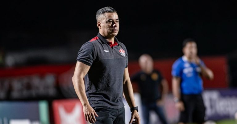 jair-ventura-valoriza-goleada-do-vitoria-e-responde-a-pressao-da-torcida:-“faz-parte-da-profissao”
