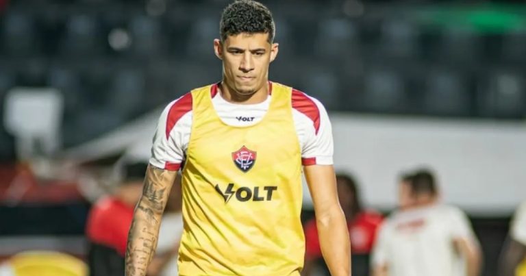 medico-do-vitoria-detalha-lesao-de-camutanga,-que-passara-por-cirurgia