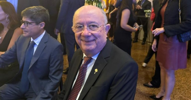 ze-ronaldo-atribui-desistencia-de-pablo-roberto-a-foco-na-gestao-em-feira-de-santana:-se-concentrou-na-secretaria