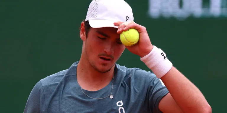 joao-fonseca-cai-nas-quartas-de-monaco-para-zverev,-numero-3-do-mundo