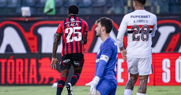 com-gritos-de-‘ole’-e-“gol-de-videogame”-de-ramon,-vitoria-bate-o-sao-paulo-e-vence-mais-uma-no-barradao