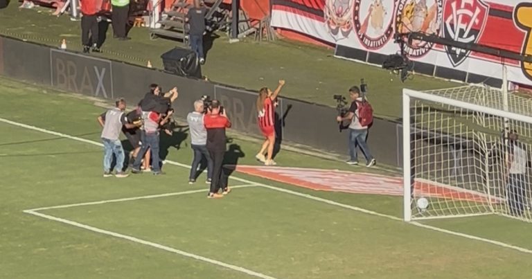 video:-daniela-mercury-marca-presenca-no-barradao-e-canta-com-torcida-antes-do-jogo-contra-o-sao-paulo