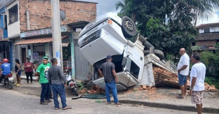 caminhao-carregado-de-blocos-tomba-em-rua-de-gandu;-veja-video
