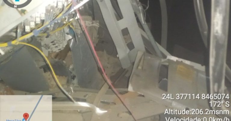 homem-morre-apos-carreta-colidir-em-torre-de-operadora-de-celular-em-jequie